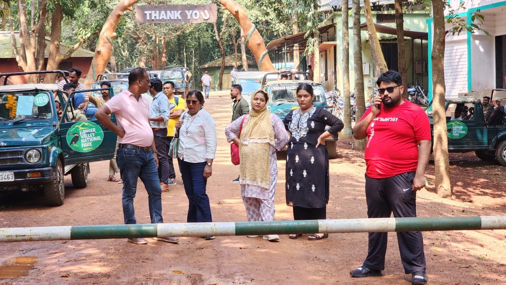 ग्रामीणों के विरोध के चलते कोटमसर गुफा देख नहीं पाए पर्यटक