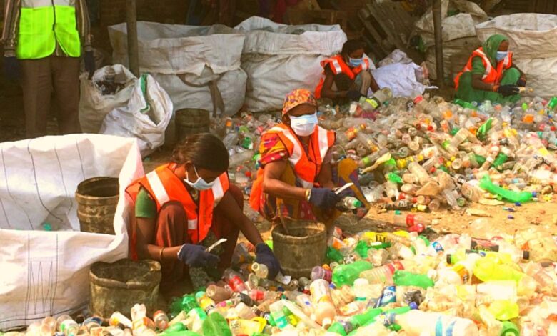 गारबेज कैफे में प्लास्टिक कचरे के बदले भोजन प्राप्त करते लोग