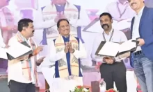 CG Youth MOU साइन करते मुख्यमंत्री विष्णुदेव साय और संस्थाओं के प्रतिनिधि