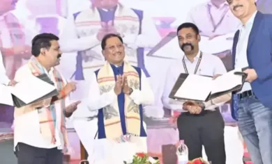 CG Youth MOU साइन करते मुख्यमंत्री विष्णुदेव साय और संस्थाओं के प्रतिनिधि