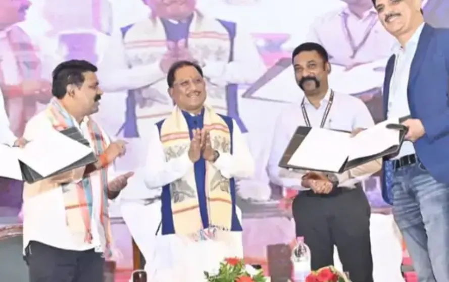 CG Youth MOU साइन करते मुख्यमंत्री विष्णुदेव साय और संस्थाओं के प्रतिनिधि